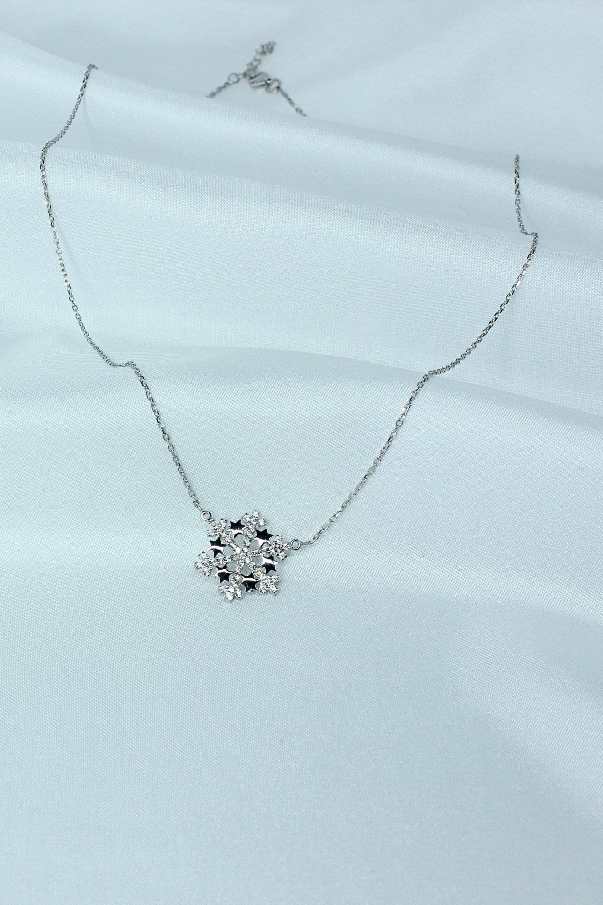 Kar Tanesi Model Taşlı Gümüş Kolye – 925 Ayar, Beyaz Rodaj Kaplama