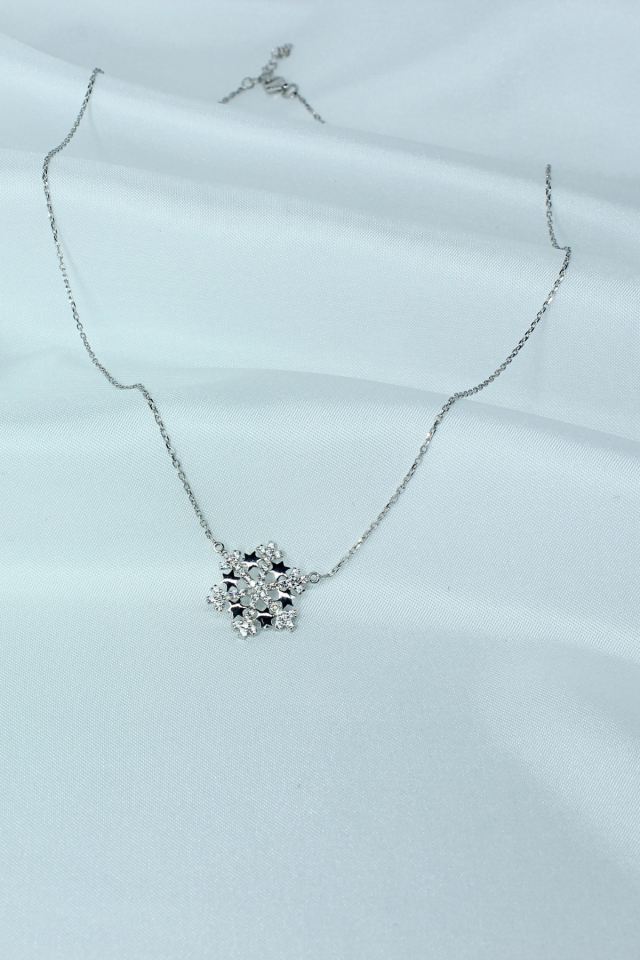 Kar Tanesi Model Taşlı Gümüş Kolye – 925 Ayar, Beyaz Rodaj Kaplama