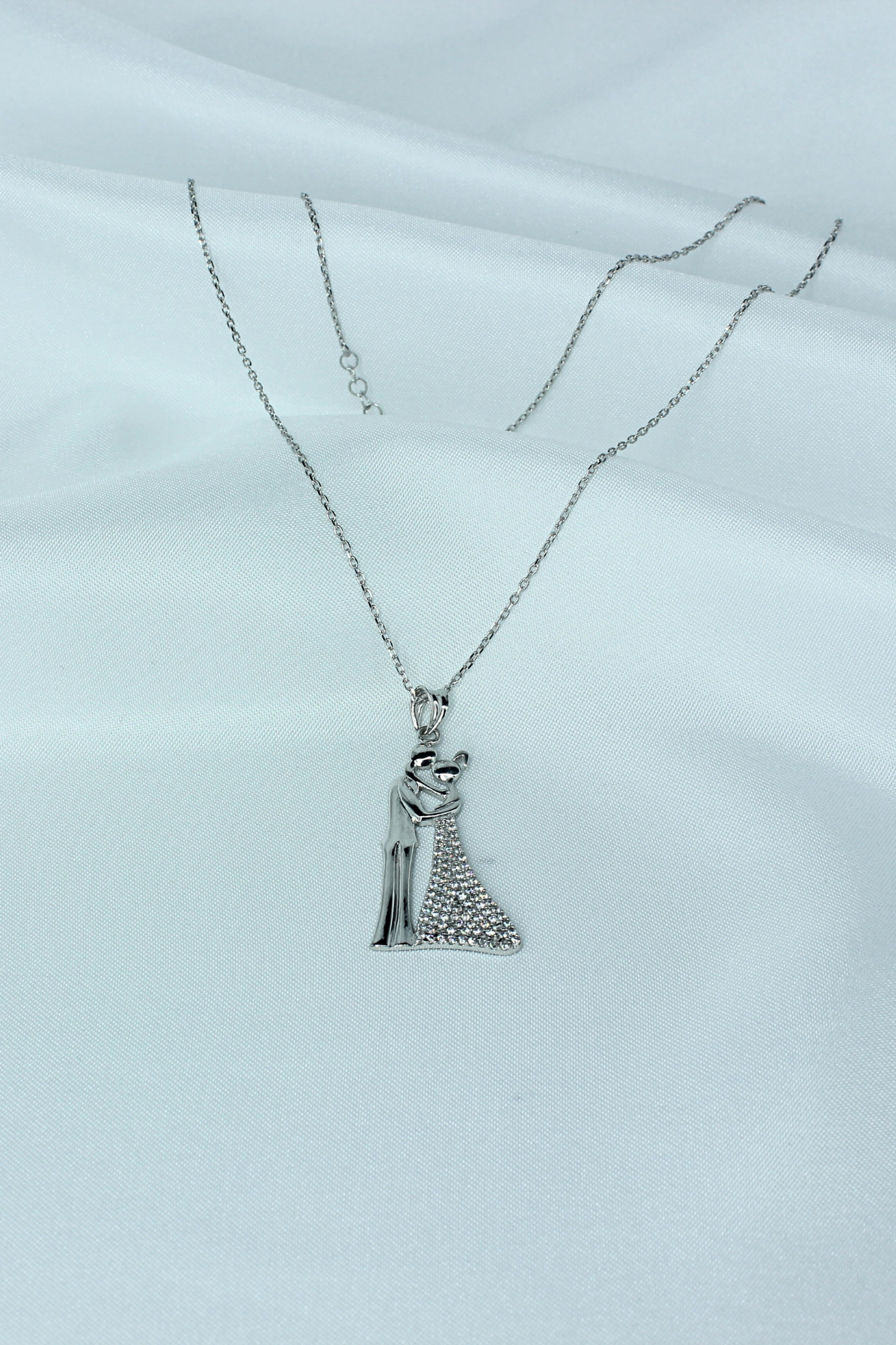 Çift Figürlü Taşlı Gümüş Kolye – 925 Ayar, Beyaz Rodaj Kaplama