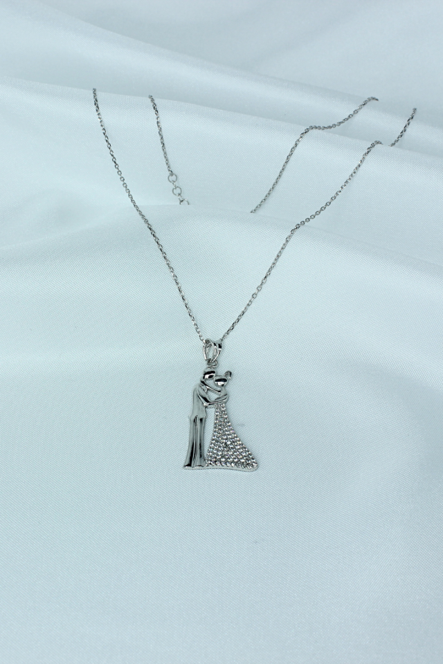 Çift Figürlü Taşlı Gümüş Kolye – 925 Ayar, Beyaz Rodaj Kaplama