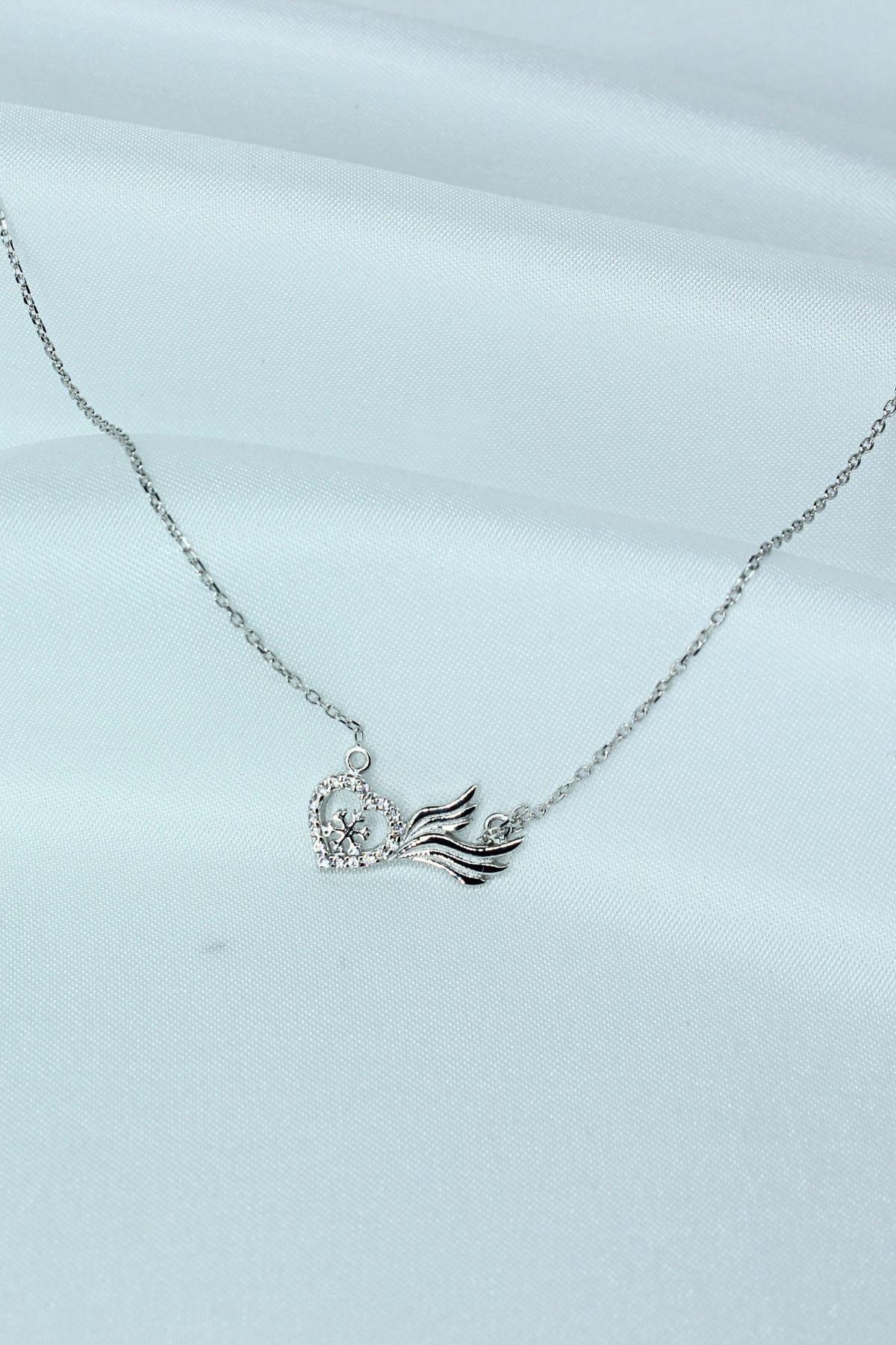Kanatlı Kalp Model Taşlı Gümüş Kolye – 925 Ayar, Beyaz Rodaj Kaplama
