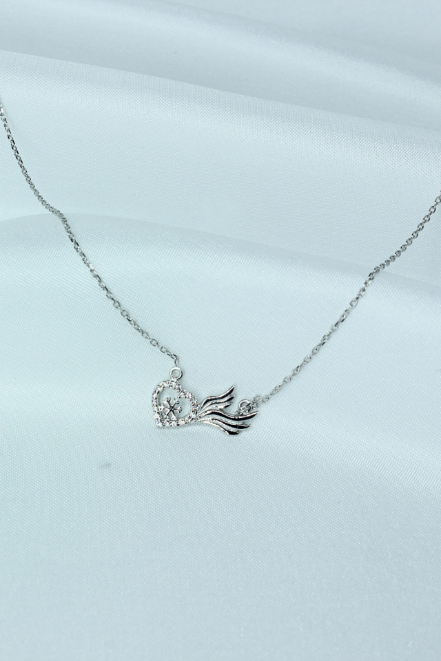 Kanatlı Kalp Model Taşlı Gümüş Kolye – 925 Ayar, Beyaz Rodaj Kaplama