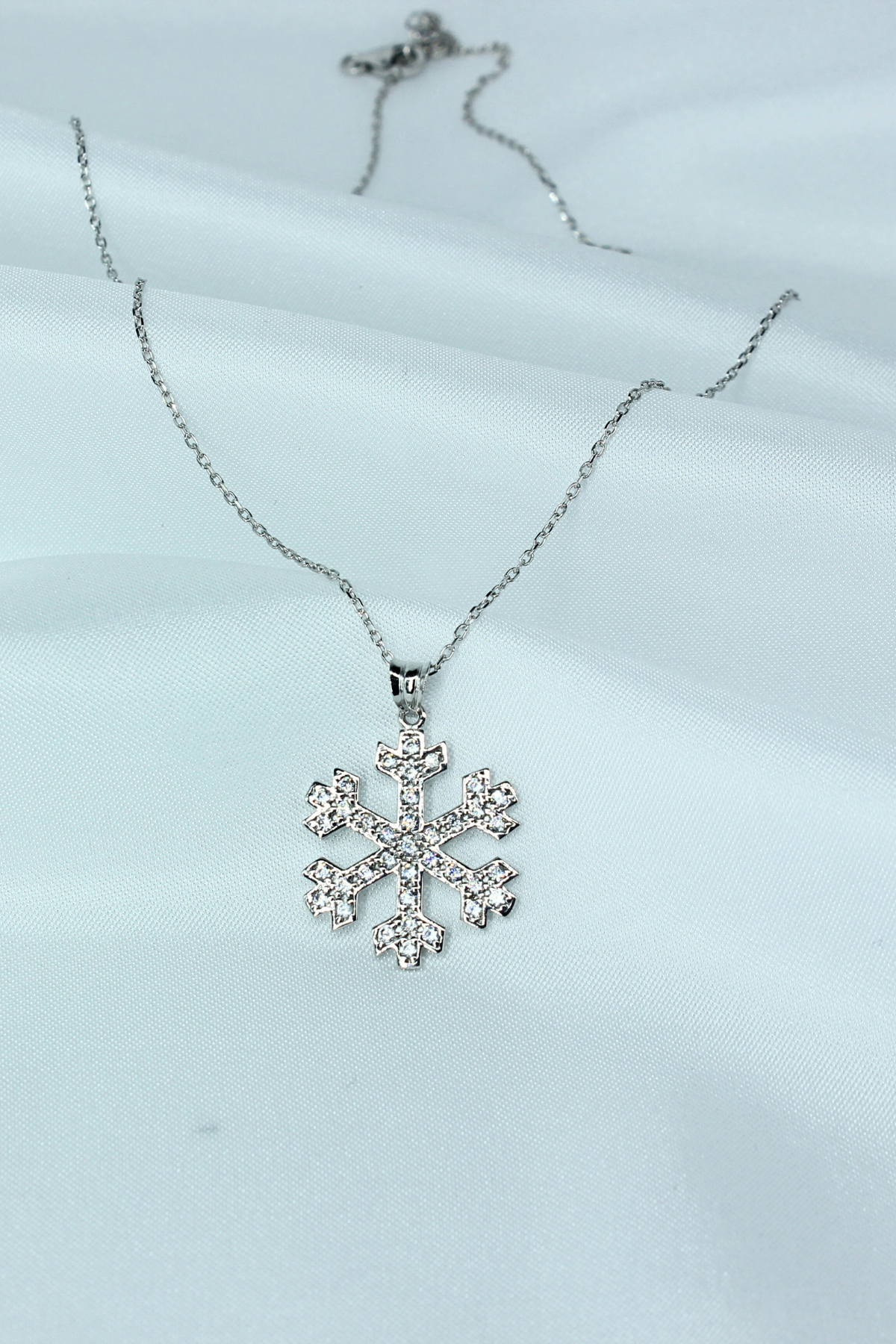 Büyük Kar Tanesi Model Taşlı Gümüş Kolye – 925 Ayar, Beyaz Rodaj Kaplama