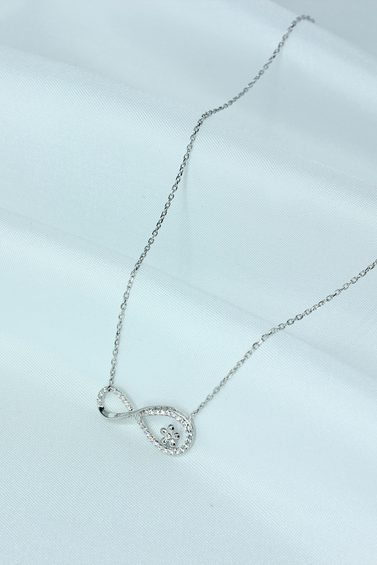 Yonca Taşlı Sonsuzluk Model Gümüş Kolye – 925 Ayar, Beyaz Rodaj Kaplama