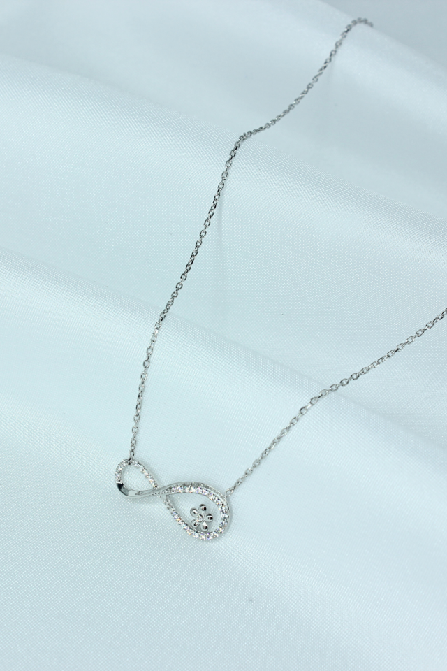 Yonca Taşlı Sonsuzluk Model Gümüş Kolye – 925 Ayar, Beyaz Rodaj Kaplama