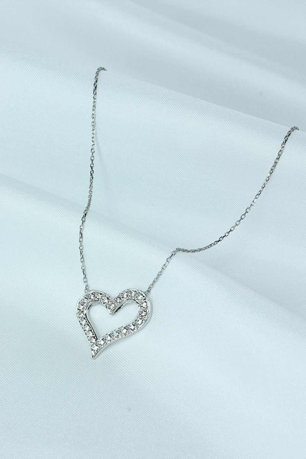 Kalp Model Taşlı Gümüş Kolye – 925 Ayar, Beyaz Rodaj Kaplama