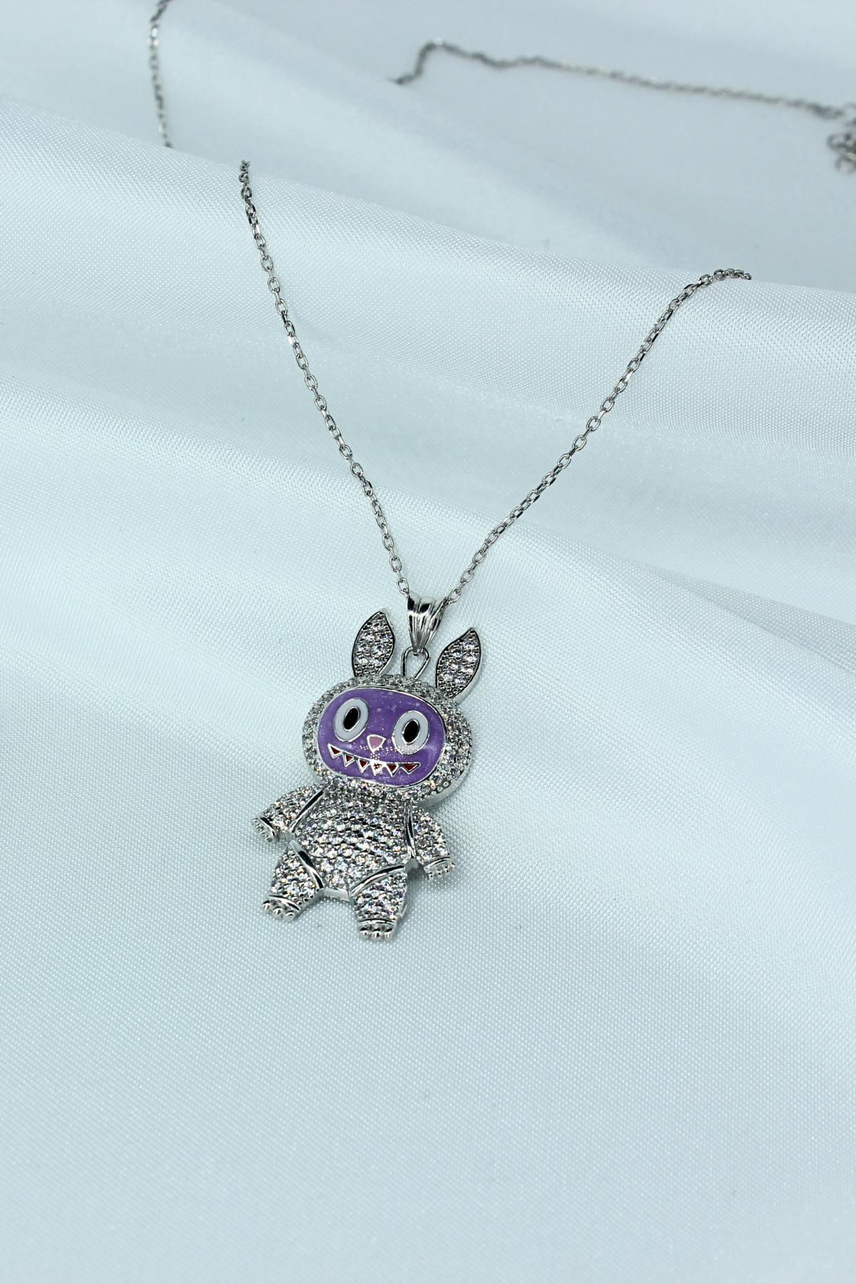 Mor Tavşan Figürlü Taşlı Gümüş Kolye – 925 Ayar, Beyaz Rodaj Kaplama