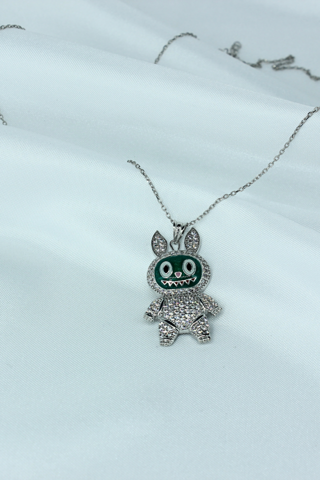 Yeşil Tavşan Figürlü Taşlı Gümüş Kolye – 925 Ayar, Beyaz Rodaj Kaplama