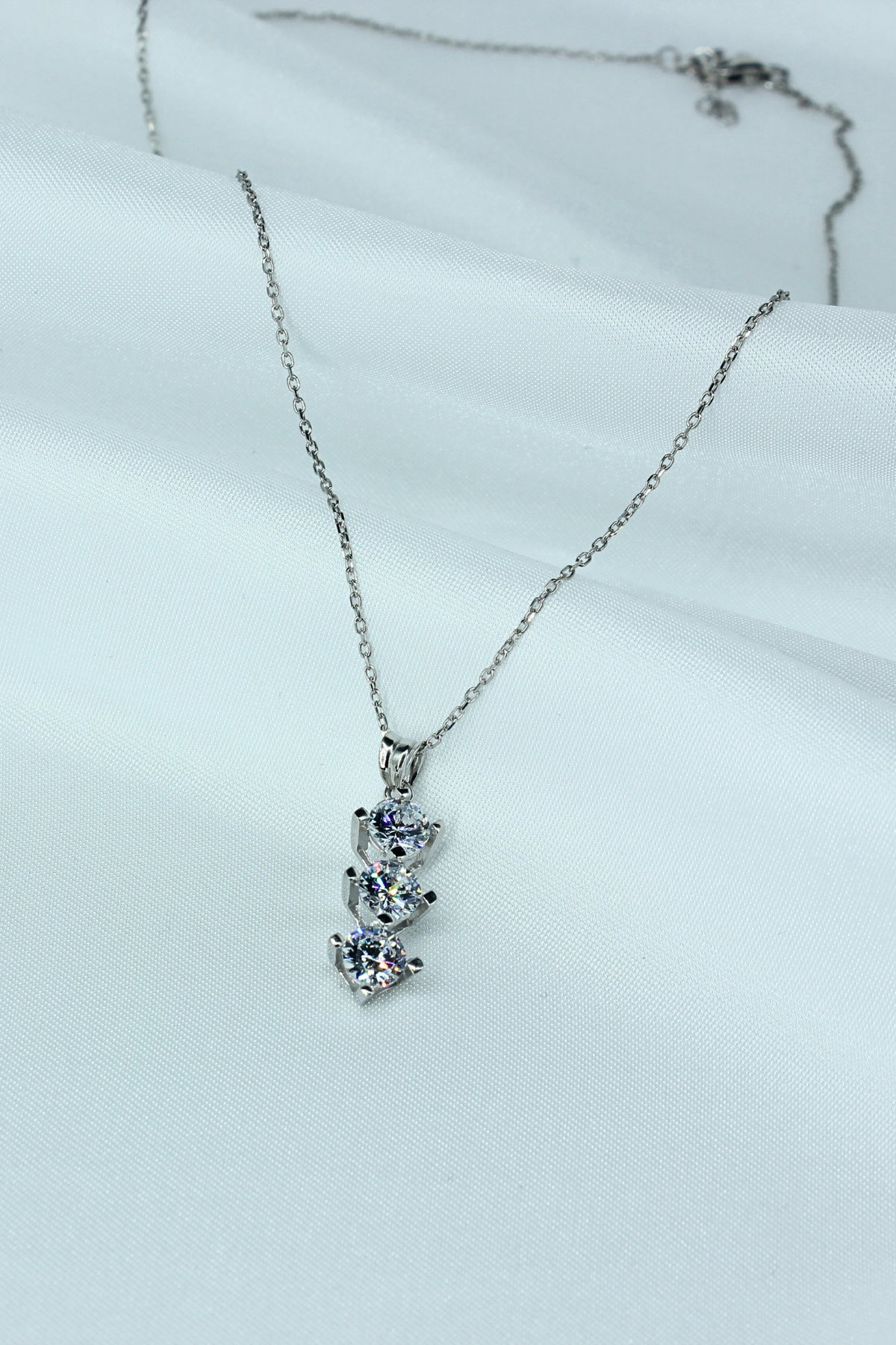 Üç Taşlı Gümüş Kolye – 925 Ayar, Beyaz Rodaj Kaplama