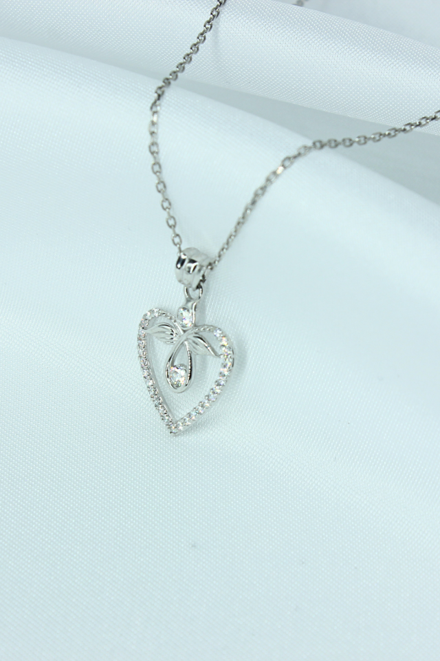 Kalp ve Yaprak Detaylı Gümüş Kolye – 925 Ayar, Beyaz Rodaj Kaplama