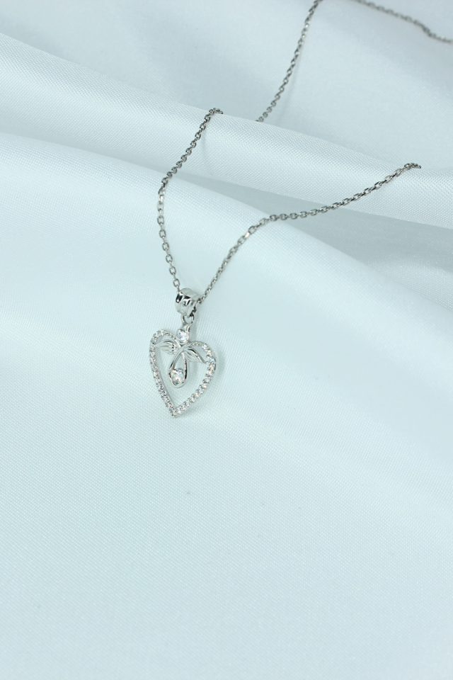 Kalp ve Yaprak Detaylı Gümüş Kolye – 925 Ayar, Beyaz Rodaj Kaplama