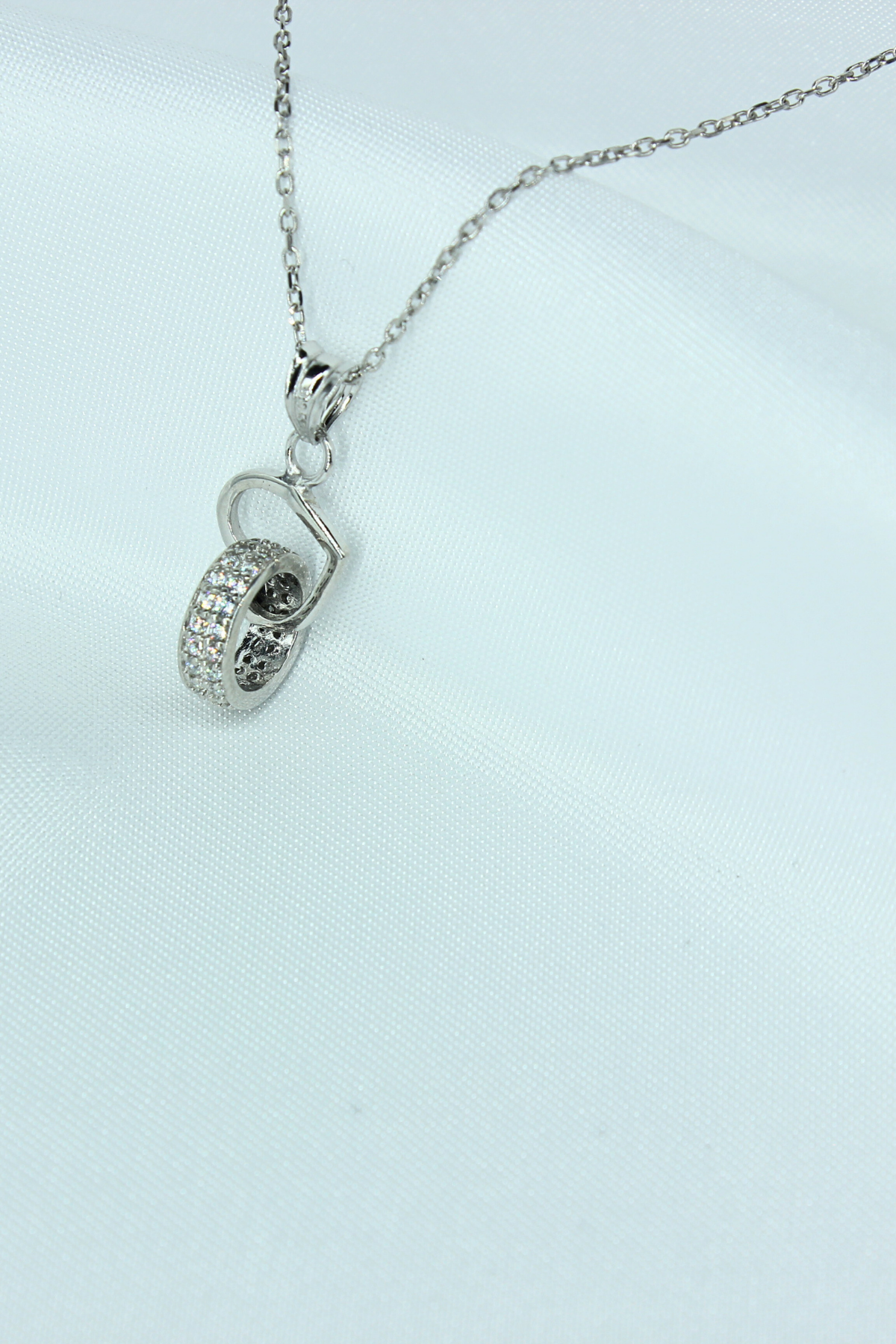 Amora Perla Kilit Model Gümüş Kolye – 925 Ayar, Beyaz Rodaj Kaplama