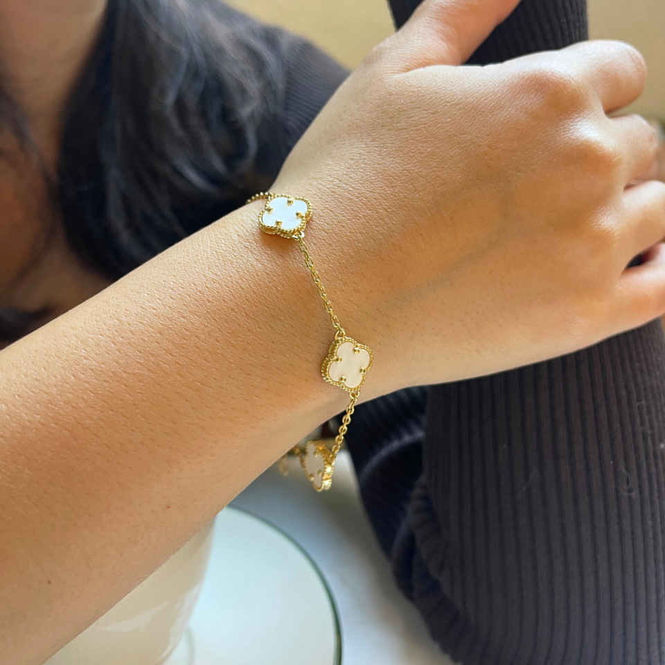 Beyaz Yonca Model Altın Kaplama Gümüş Bileklik