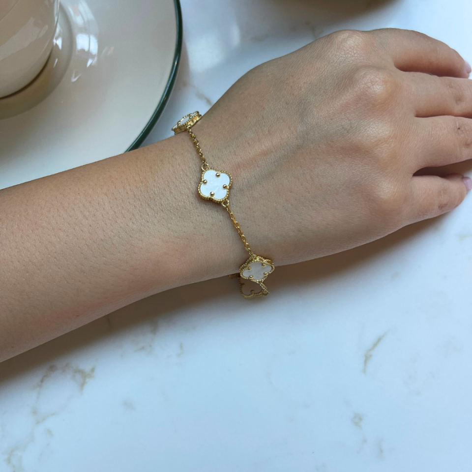 Beyaz Yonca Model Altın Kaplama Gümüş Bileklik