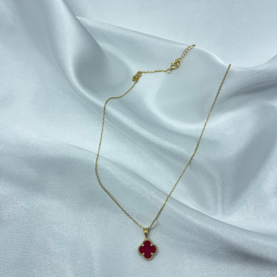 Yonca Model Kırmızı Taşlı Kolye – 925 Ayar Gümüş, 14K Altın Kaplama