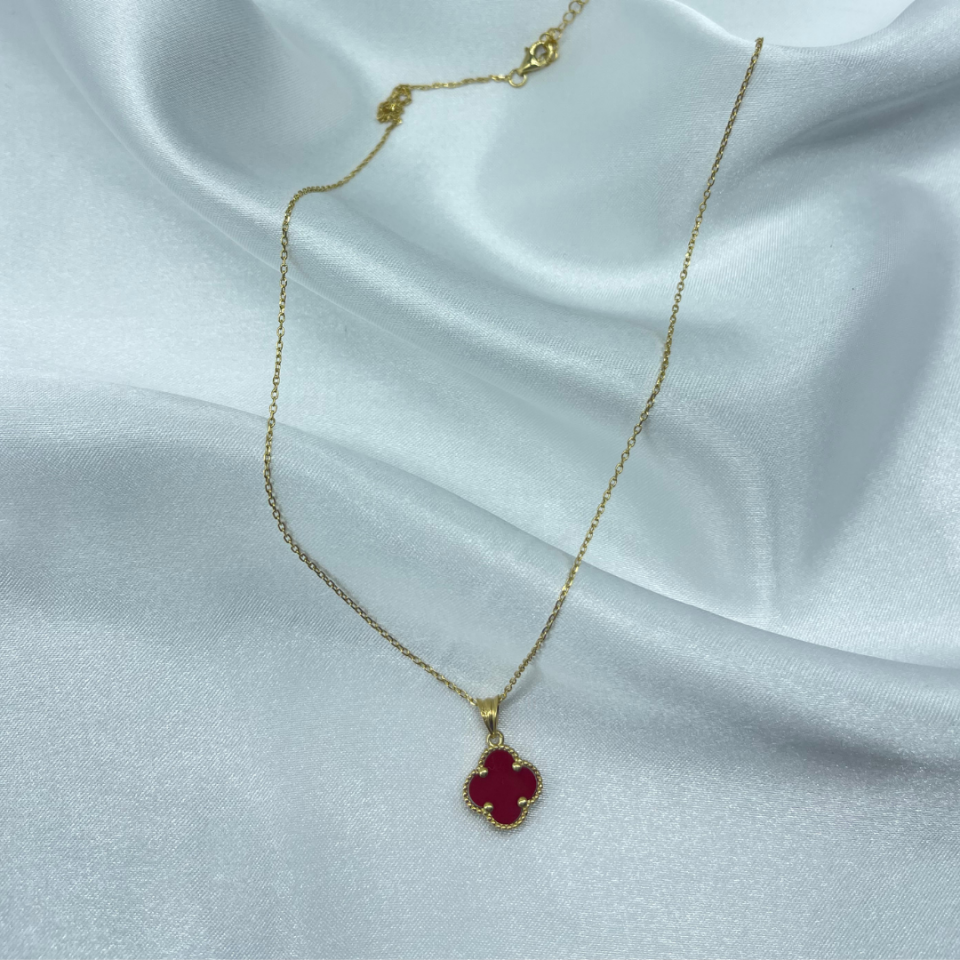 Yonca Model Kırmızı Taşlı Kolye – 925 Ayar Gümüş, 14K Altın Kaplama