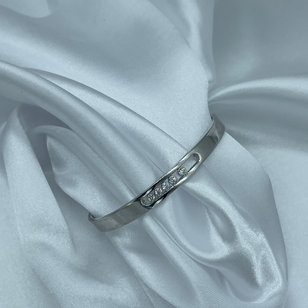 Beş Taşlı Modern 925 Ayar Gümüş Kelepçe – Beyaz Altın Kaplama