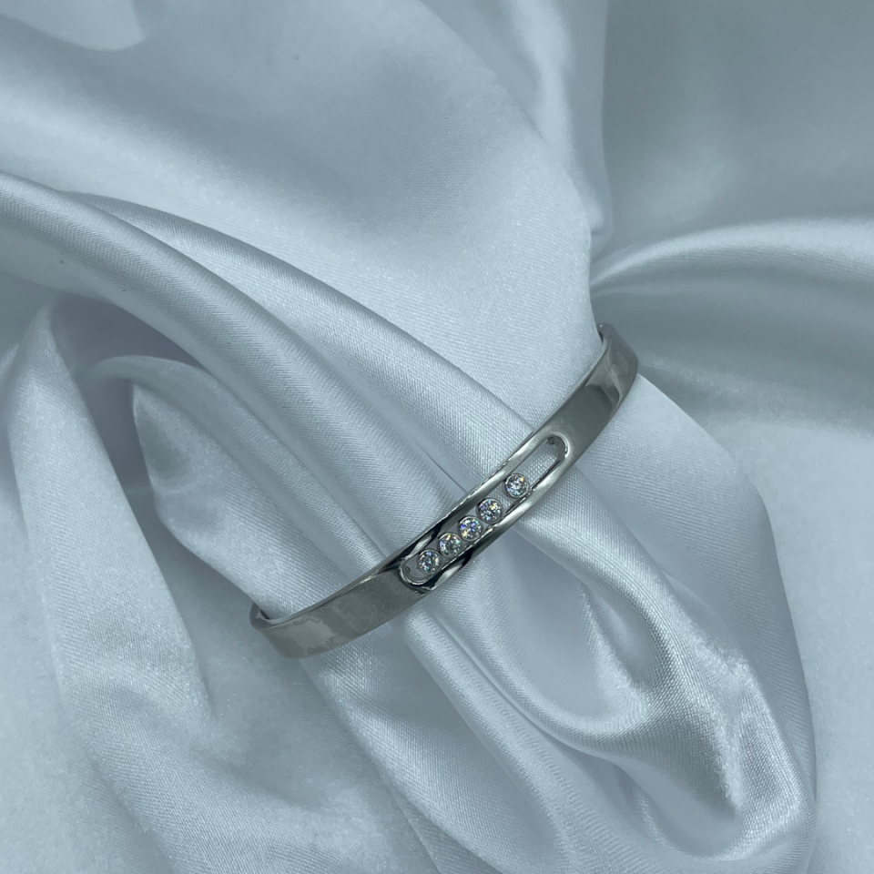 Beş Taşlı Modern 925 Ayar Gümüş Kelepçe – Beyaz Altın Kaplama