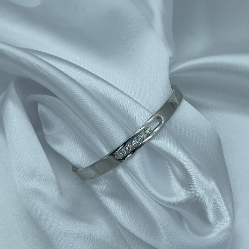 Beş Taşlı Modern 925 Ayar Gümüş Kelepçe – Beyaz Altın Kaplama