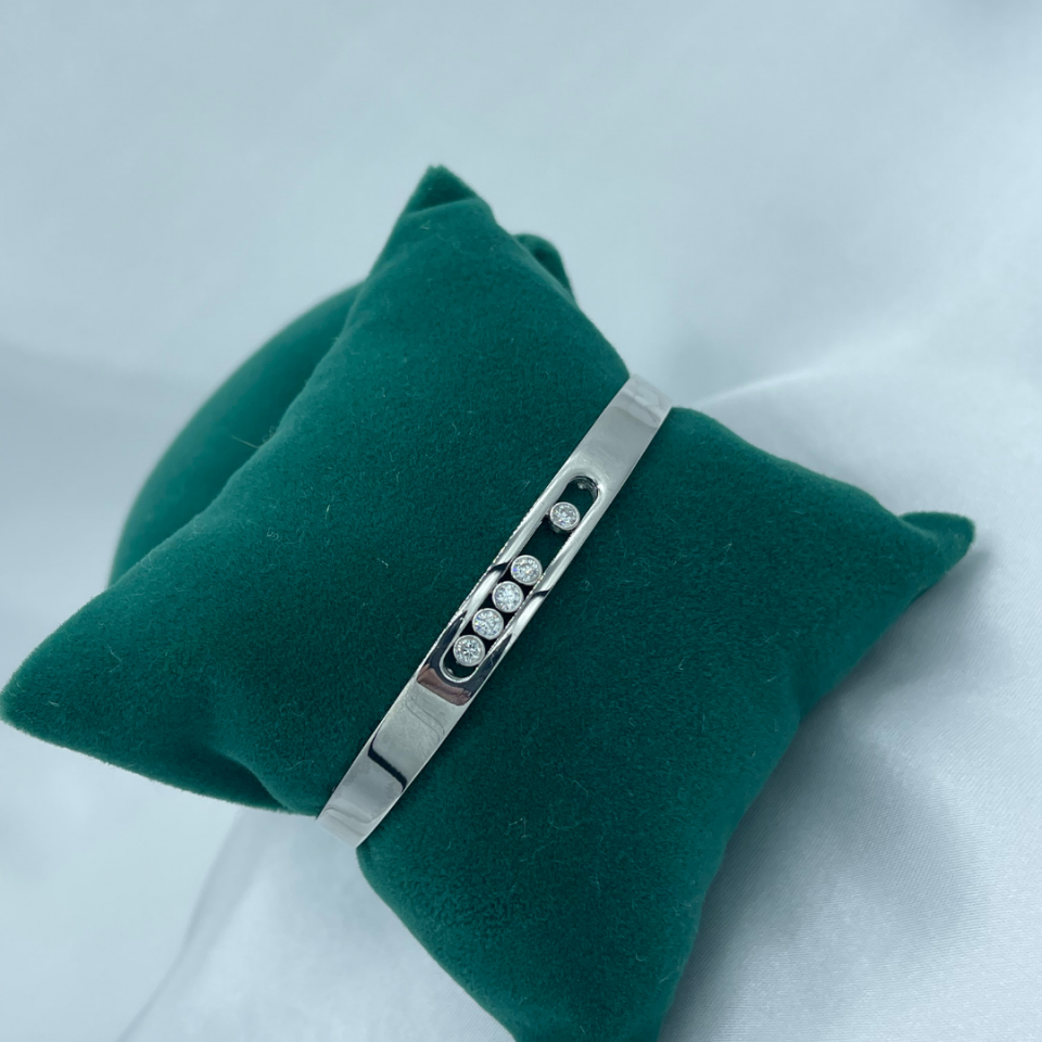 Beş Taşlı Modern 925 Ayar Gümüş Kelepçe – Beyaz Altın Kaplama