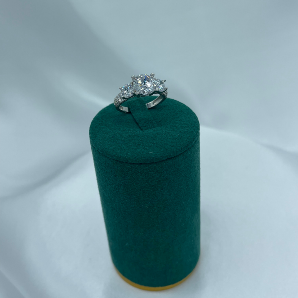 Üç Taşlı Pırlanta Görünümlü 925 Ayar Gümüş Yüzük – Rodaj Kaplama