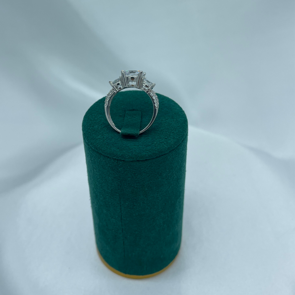 Üç Taşlı Pırlanta Görünümlü 925 Ayar Gümüş Yüzük – Rodaj Kaplama