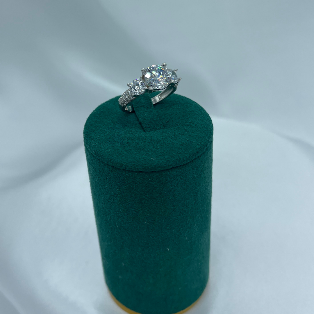 Üç Taşlı Pırlanta Görünümlü 925 Ayar Gümüş Yüzük – Rodaj Kaplama