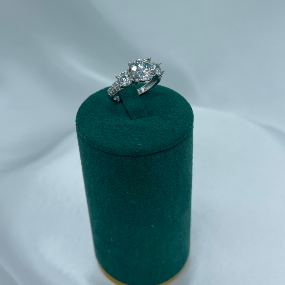 Üç Taşlı Pırlanta Görünümlü 925 Ayar Gümüş Yüzük – Rodaj Kaplama