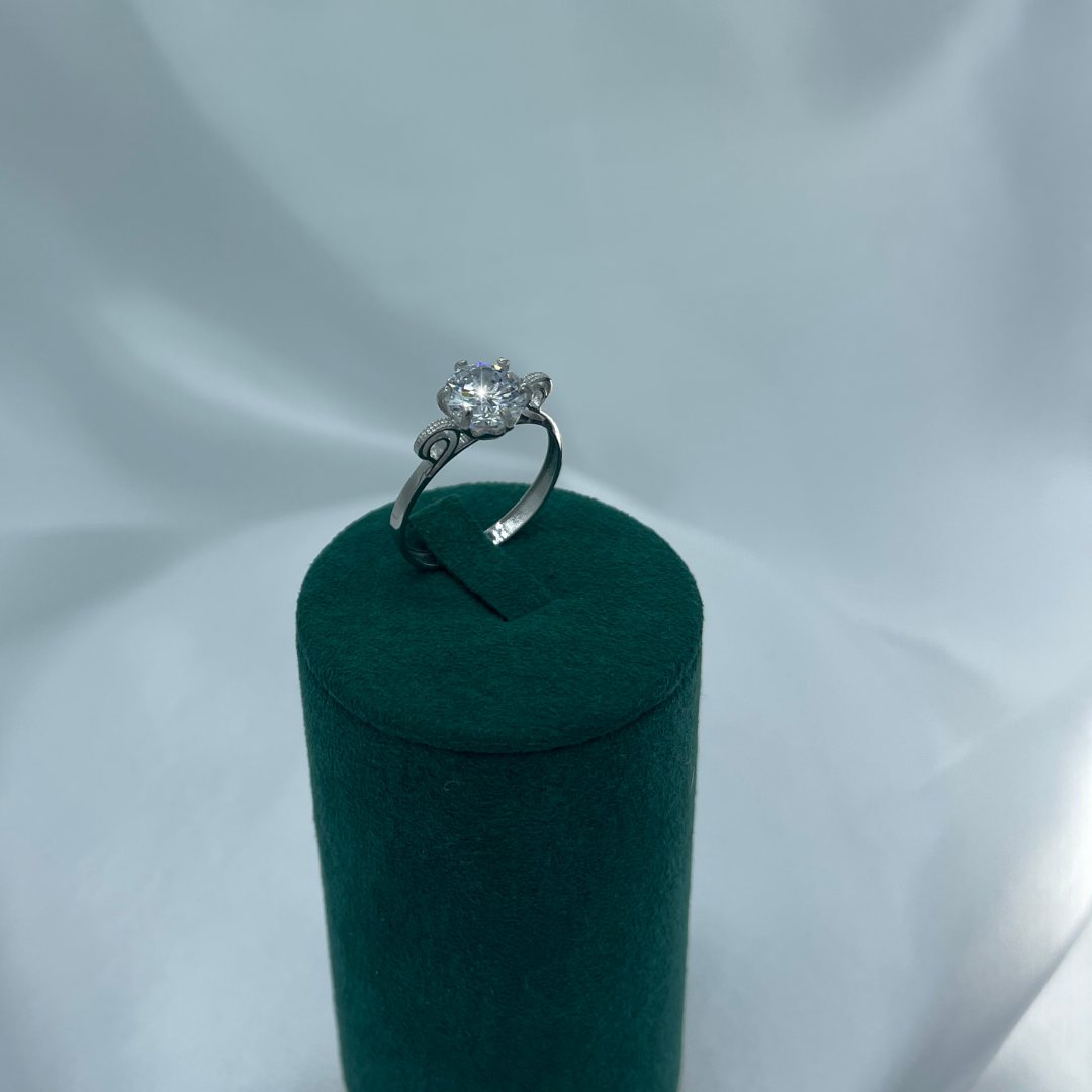 Kıvrımlı Taşlı Tektaş Model 925 Ayar Gümüş Yüzük – Rodaj Kaplama (Zirkon Taşlı)