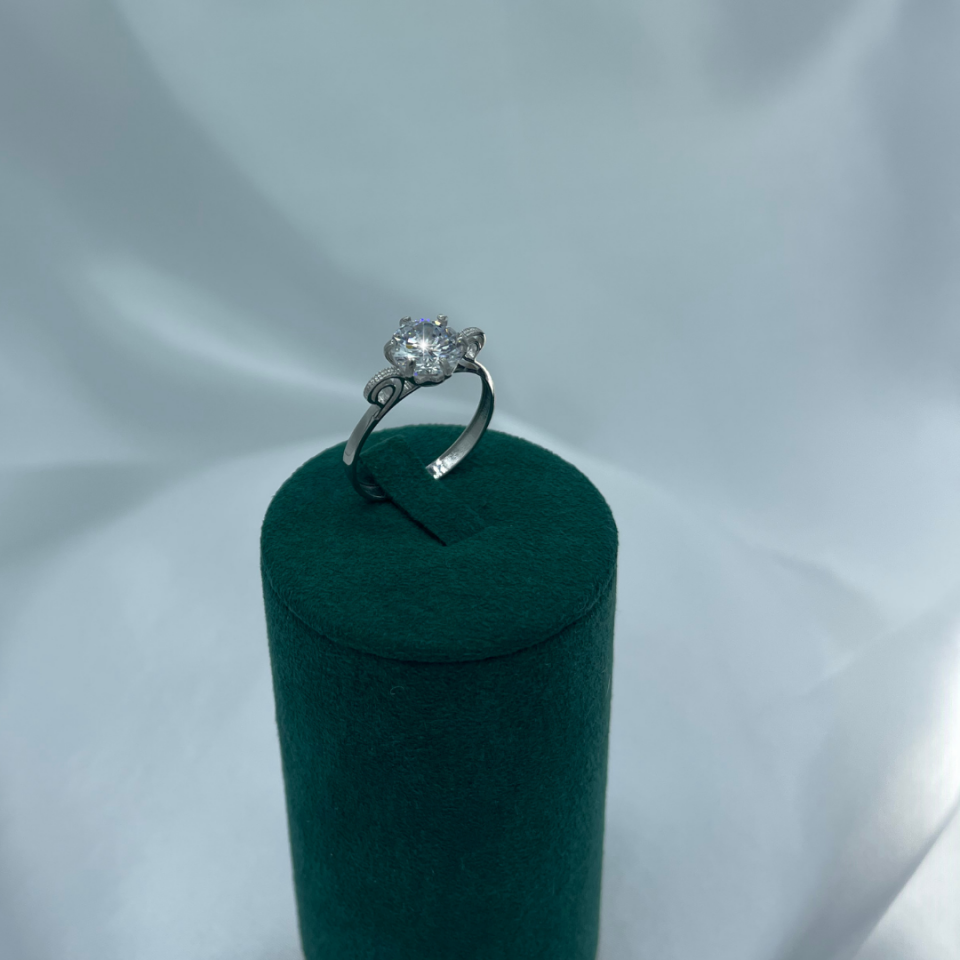 Kıvrımlı Taşlı Tektaş Model 925 Ayar Gümüş Yüzük – Rodaj Kaplama (Zirkon Taşlı)