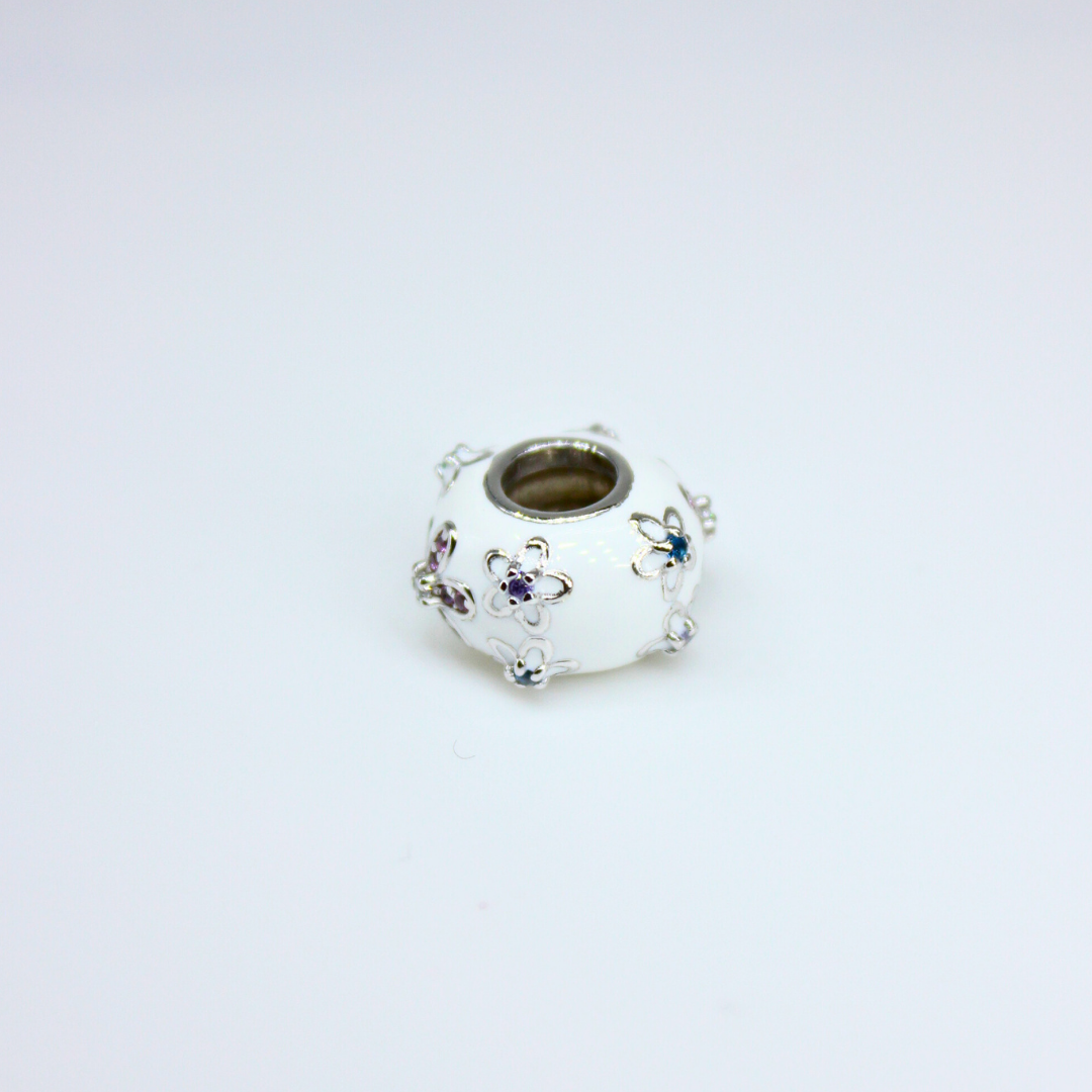 Beyaz Çiçekli Mine Model 925 Ayar Gümüş Charm – Floral Elegance Collection