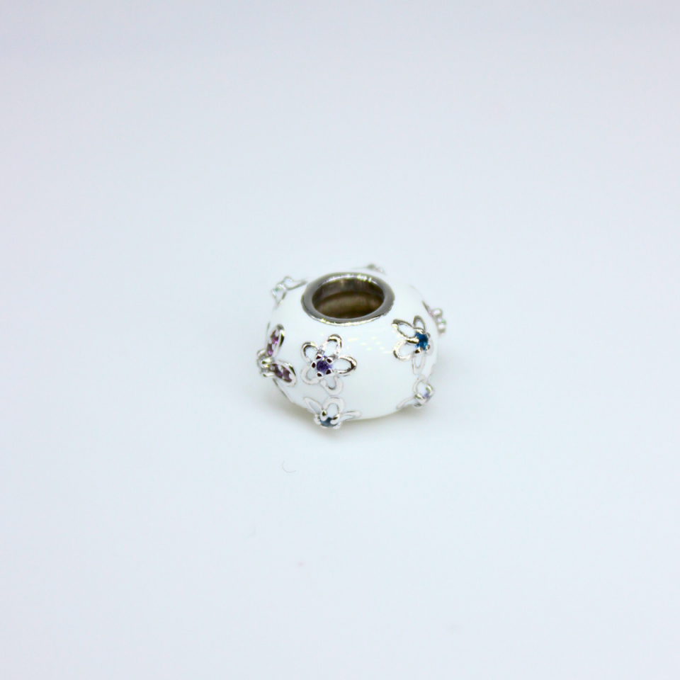 Beyaz Çiçekli Mine Model 925 Ayar Gümüş Charm – Floral Elegance Collection