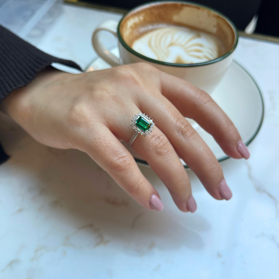 Zümrüt Yeşili Baget Halo Model 925 Ayar Gümüş Yüzük