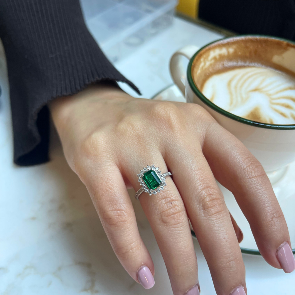 Zümrüt Yeşili Baget Halo Model 925 Ayar Gümüş Yüzük