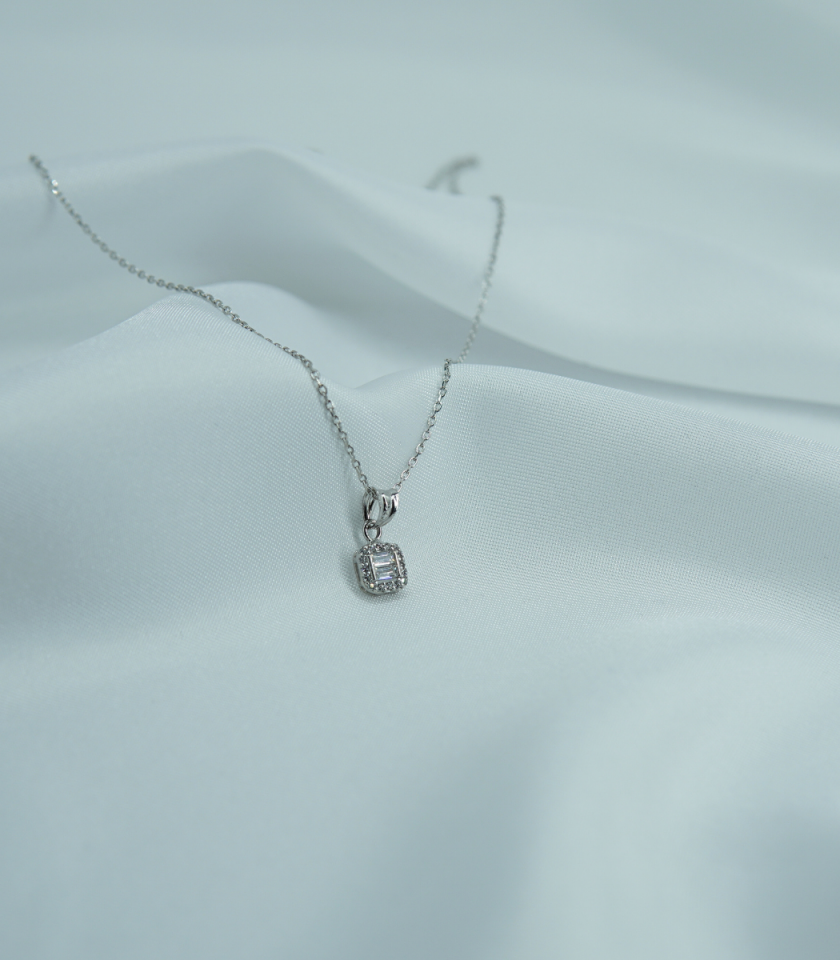 Baget Taşlı Minimal Kare Kolye – 925 Ayar Gümüş