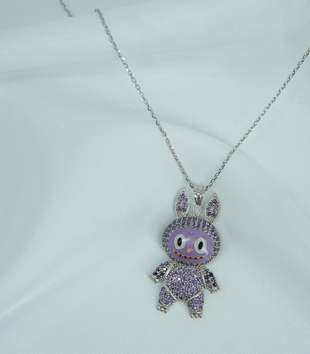Mor Taşlı Sevimli Karakter Kolye – 925 Ayar Gümüş Rodaj Kaplama