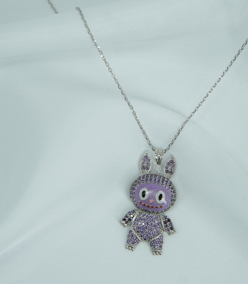 Mor Taşlı Sevimli Karakter Kolye – 925 Ayar Gümüş Rodaj Kaplama