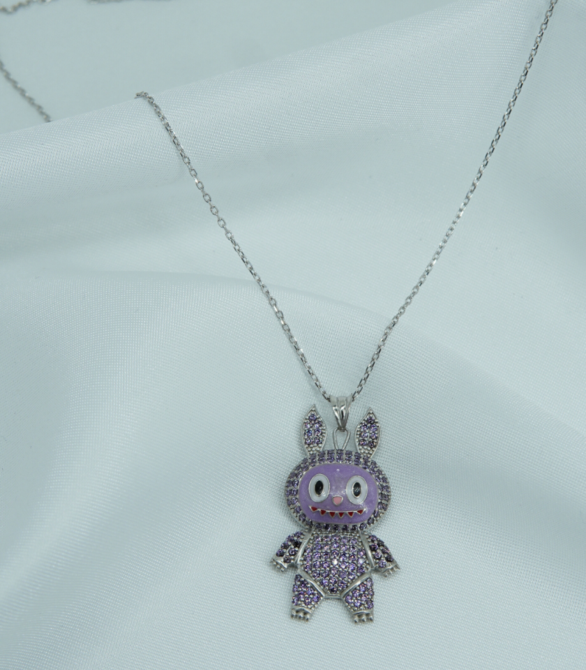 Mor Taşlı Sevimli Karakter Kolye – 925 Ayar Gümüş Rodaj Kaplama