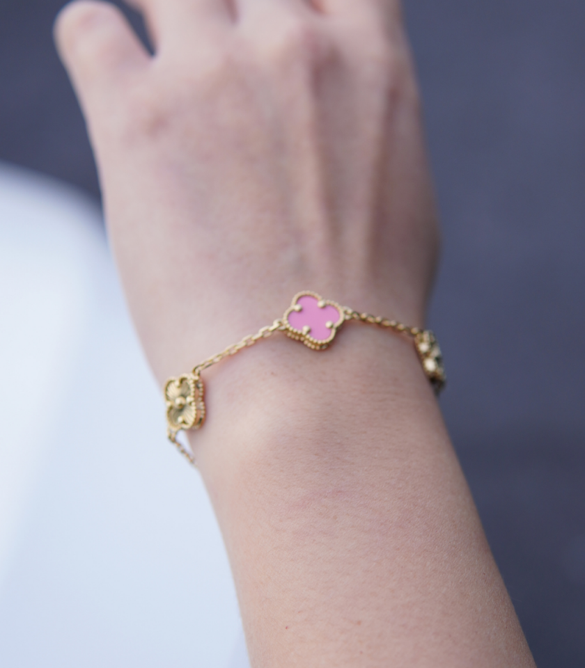 Gold ve Pembe Yonca Figürlü Bileklik – 925 Ayar Gümüş Altın Kaplama