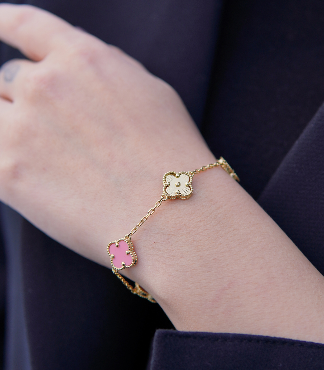 Gold ve Pembe Yonca Figürlü Bileklik – 925 Ayar Gümüş Altın Kaplama