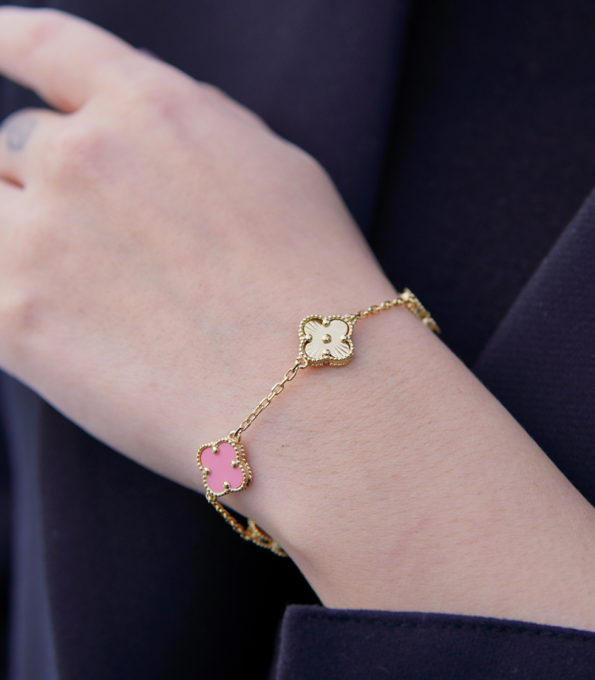 Gold ve Pembe Yonca Figürlü Bileklik – 925 Ayar Gümüş Altın Kaplama