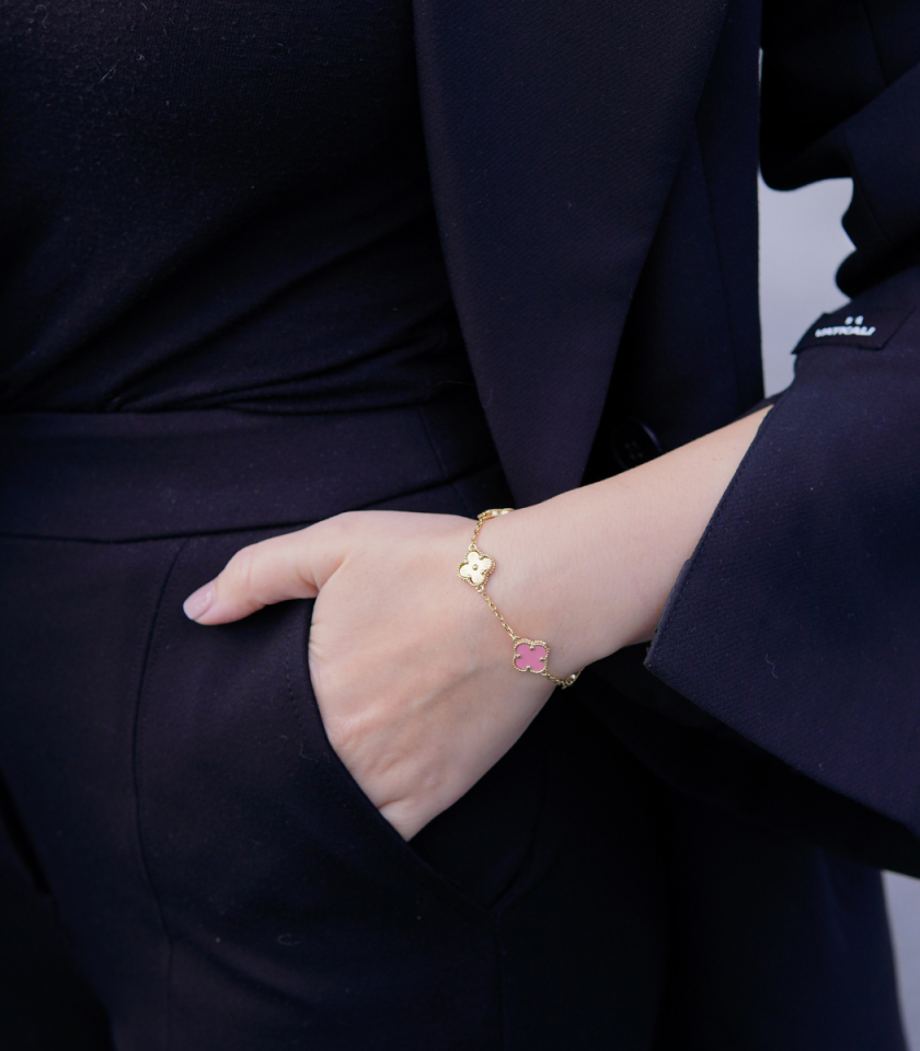 Gold ve Pembe Yonca Figürlü Bileklik – 925 Ayar Gümüş Altın Kaplama